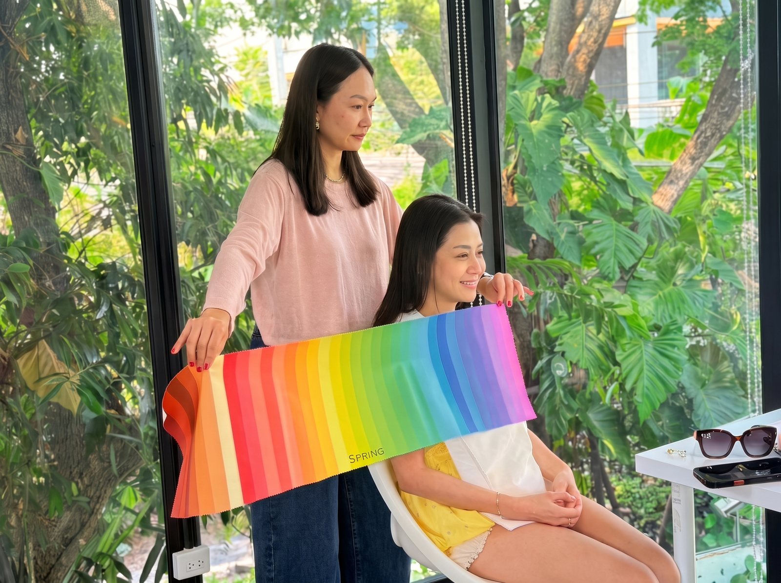 การเทียบผ้าสีกับใบหน้าเพื่อหาอันเดอร์โทน